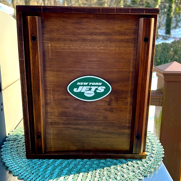 New box set NFL New York Jets Pilsner beer glass gift set Acacia wood.